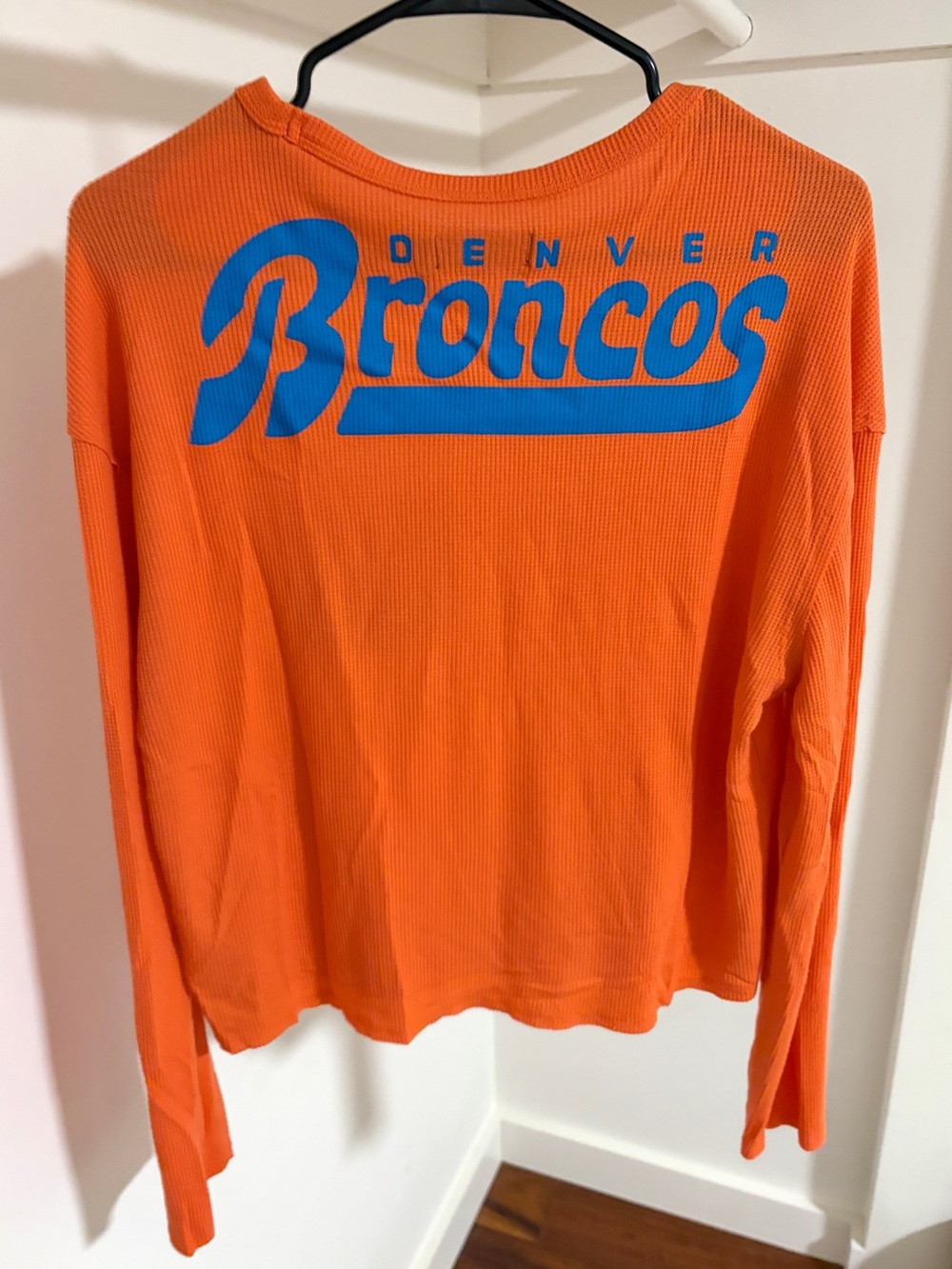 Junk Food Clothing | Women’s | Denver Broncos Long-Sleeve Crop Tee | Medium